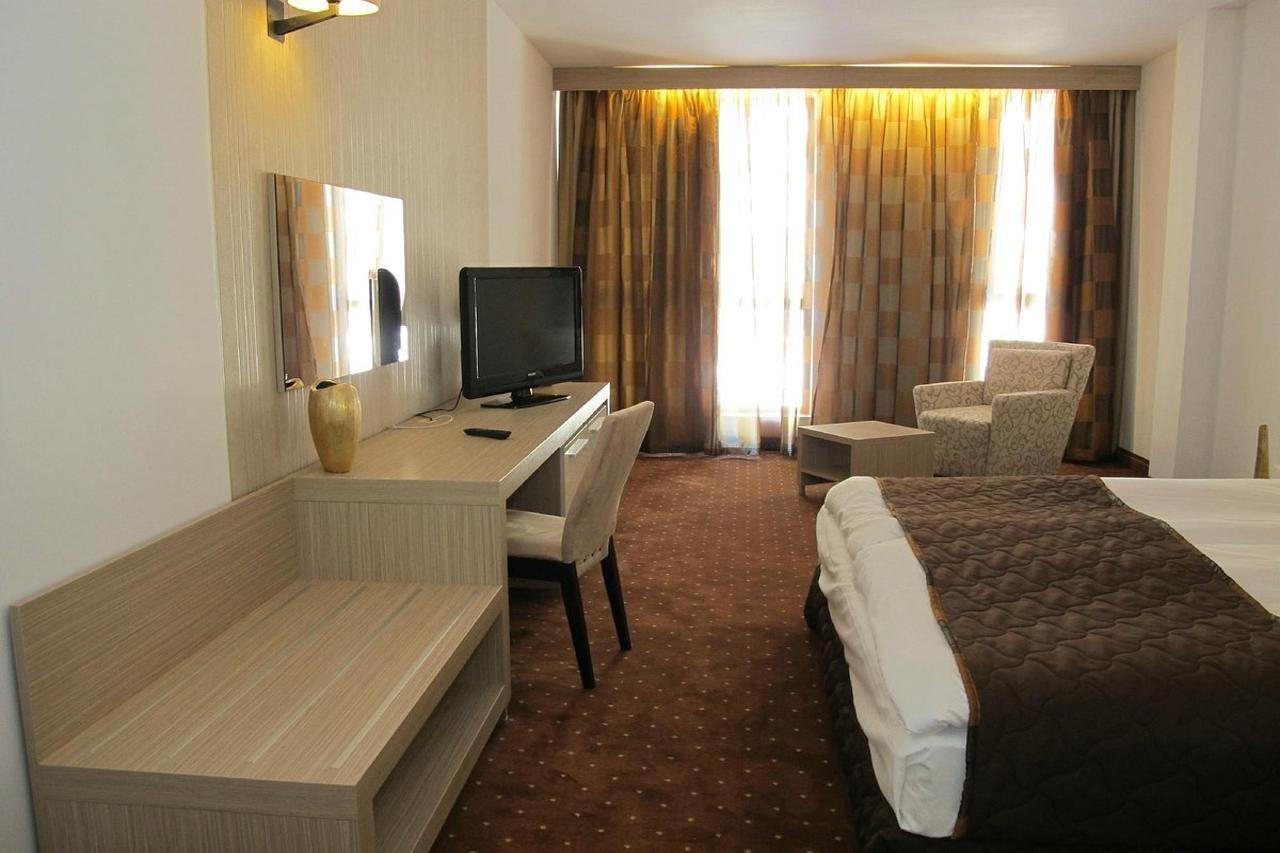 Radina'S Way Hotel Borowez Exterior foto
